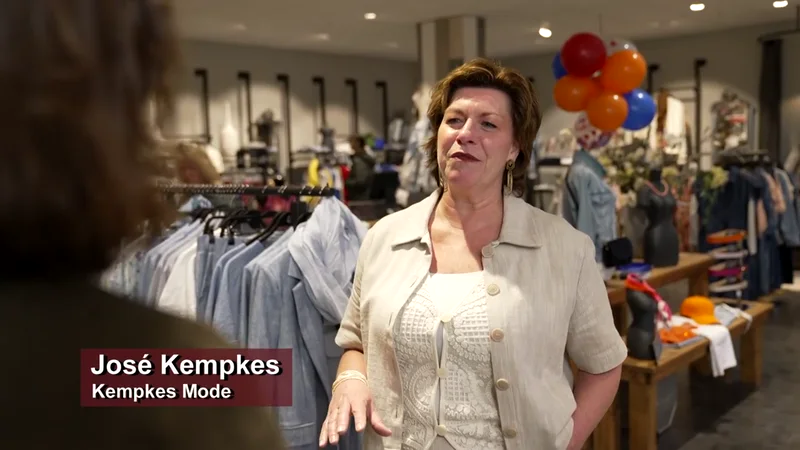 Jose Kempkes van Kempkes Mode wordt in haar eigen winkel geinterviewd door de presentatrice van Puur Genieten