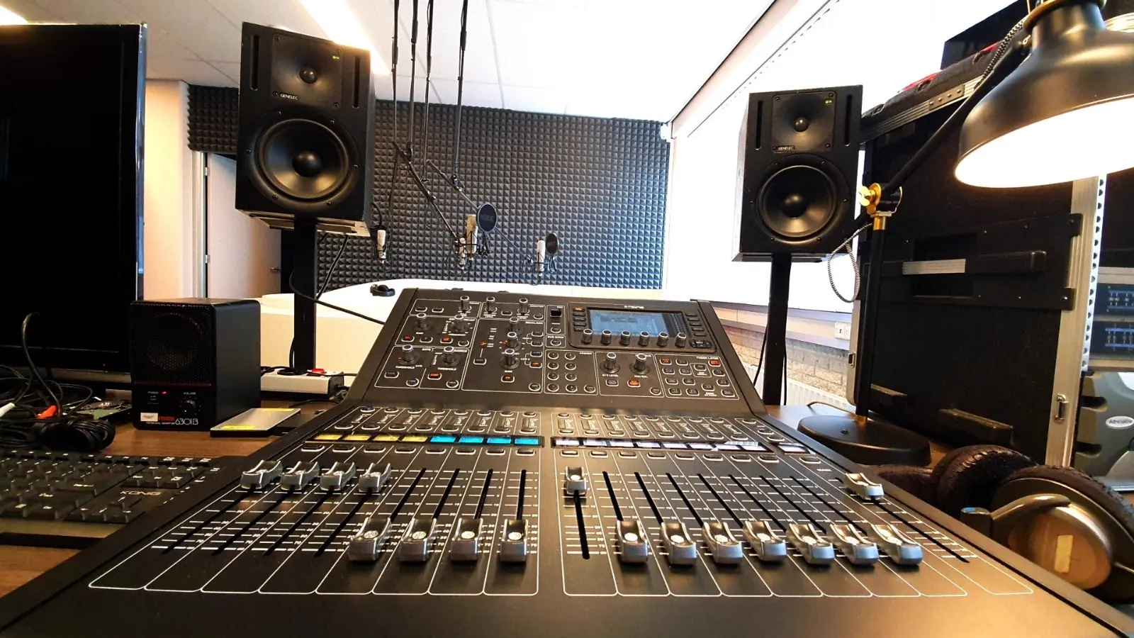 Regie A: beeldmenger, audiomixer en referentiemonitors, gekoppeld aan Studio A