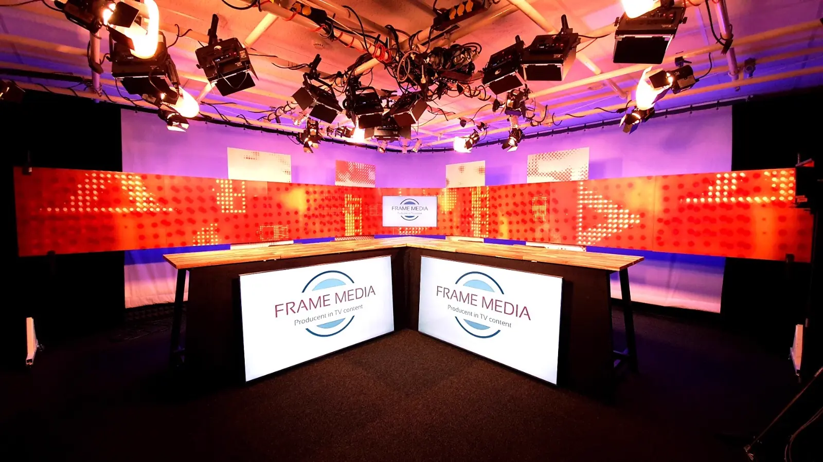 Studio A vanaf de regiezijde: het lichtplafond, het horizondoek en de L-vormige presentatiedesk